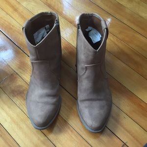 Heeled cowboy style boots